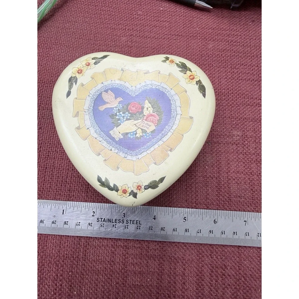 1986 Vintage Willitts Heart Tin Made In‎ Hong Kong